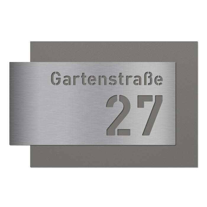 Edelstahl-Hausnummer mit Straße, mit 3D Effekt, Rückplatte pulverbeschichtet in RAL9007, Frontblende in Edelstahl