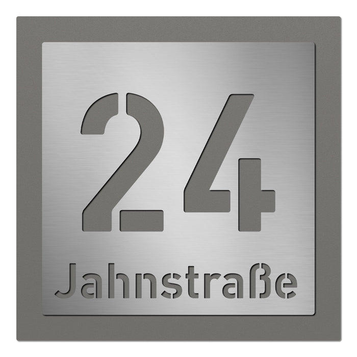 Edelstahl-Hausnummer mit Straße im 3D Effekt, Rückwand pulverbeschichtet in RAL9007, Frontblende in Edelstahl