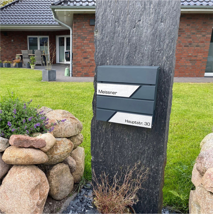AlbersDesign Briefkasten B1 anthrazit (RAL7016) personalisiert mit Edelstahl-Schildern