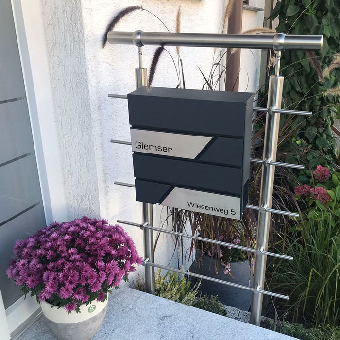 AlbersDesign Briefkasten B1 anthrazit (RAL7016) personalisiert mit Edelstahl-Schildern
