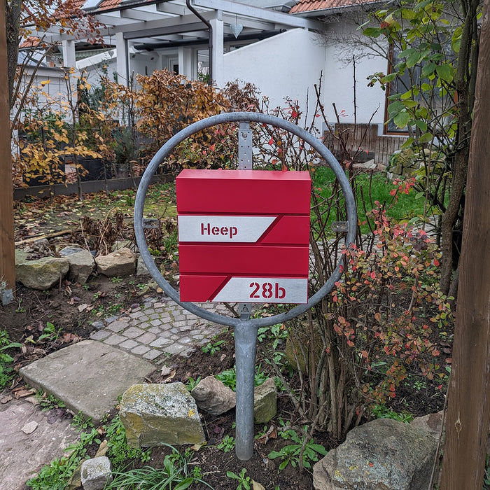 AlbersDesign Briefkasten B1 in WUNSCHFARBE personalisiert mit Edelstahl-Schildern
