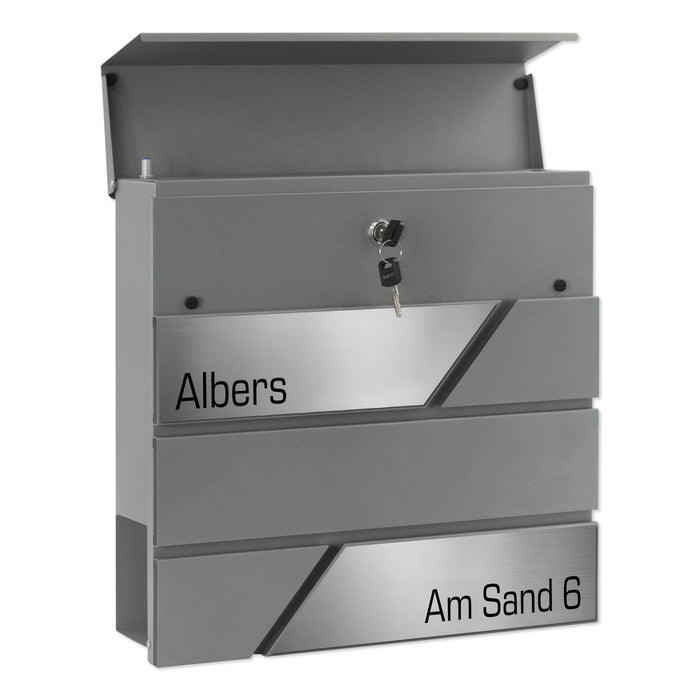AlbersDesign Briefkasten B1 in Graualuminium (RAL9007) personalisiert mit Edelstahl-Schildern