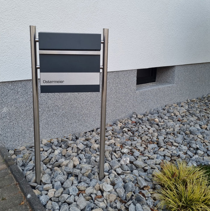 AlbersDesign Briefkasten B3 anthrazit (RAL7016) personalisiert mit Edelstahlschild