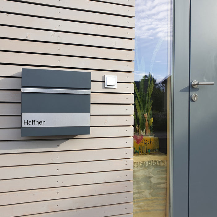 AlbersDesign Briefkasten B3 anthrazit (RAL7016) personalisiert mit Edelstahlschild