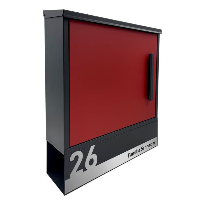 AlbersDesign Briefkasten B8-1 in Anthrazit (RAL7016) und roter Fronttür personalisiert mit Edelstahl-Schild