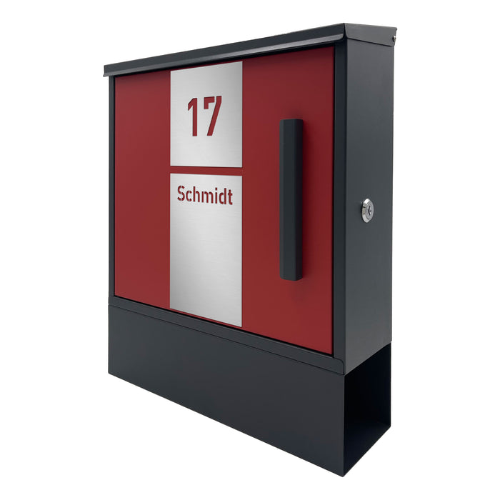 AlbersDesign Briefkasten B8-2 in Anthrazit (RAL7016) und roter Fronttür personalisiert mit Edelstahl-Schildern