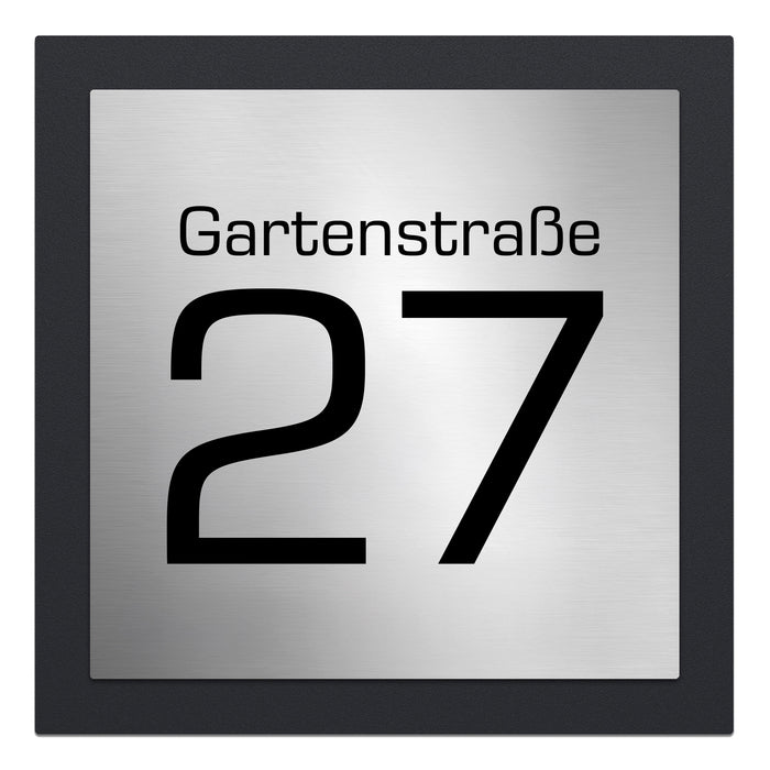 Edelstahl-Hausnummer mit Straße im 3D Effekt, Rückwand pulverbeschichtet in RAL7016, Frontblende in Edelstahl