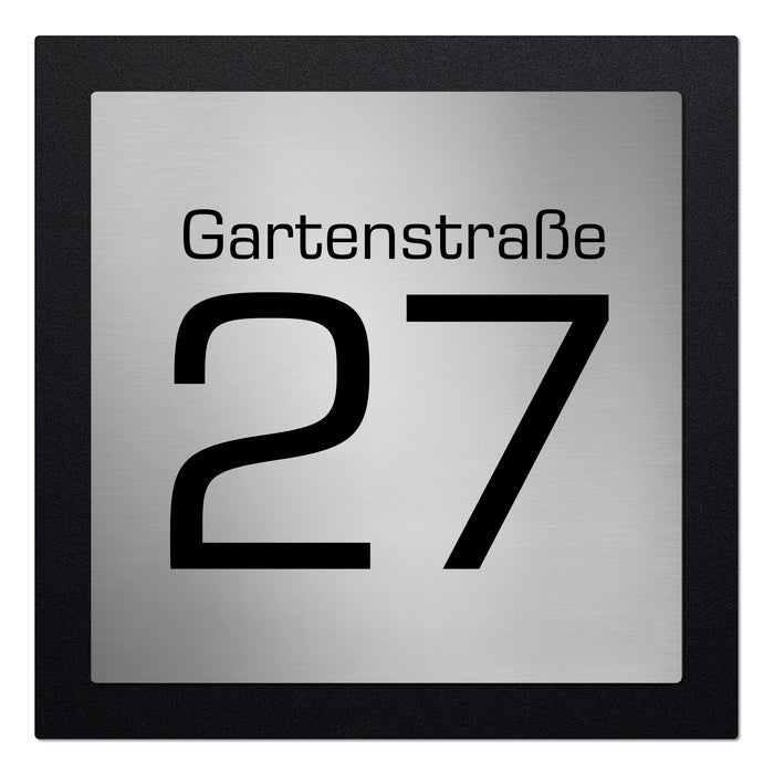 Edelstahl-Hausnummer mit Straße im 3D Effekt, Rückwand pulverbeschichtet in RAL9005, Frontblende in Edelstahl