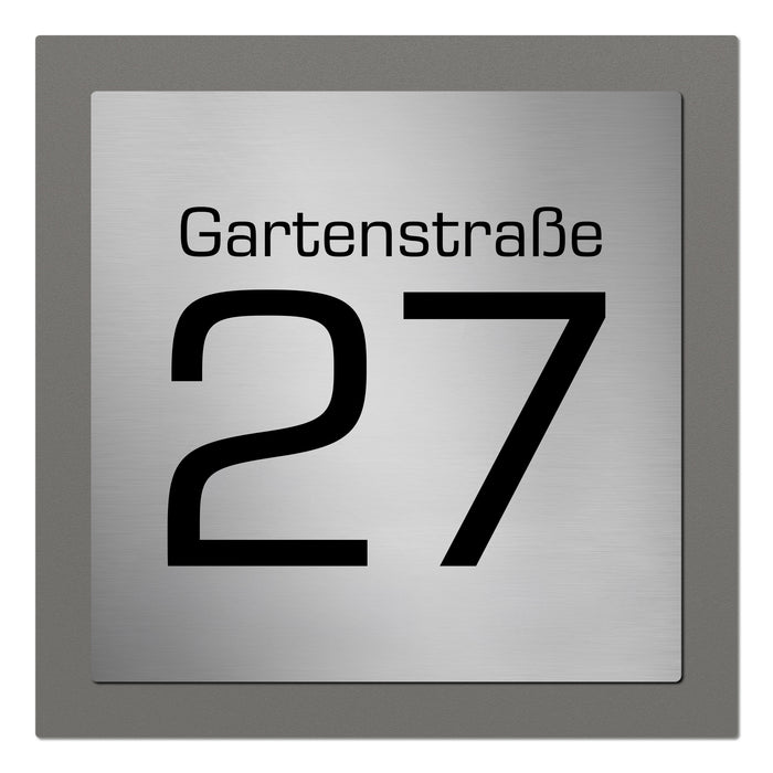 Edelstahl-Hausnummer mit Straße im 3D Effekt, Rückwand pulverbeschichtet in RAL9007, Frontblende in Edelstahl
