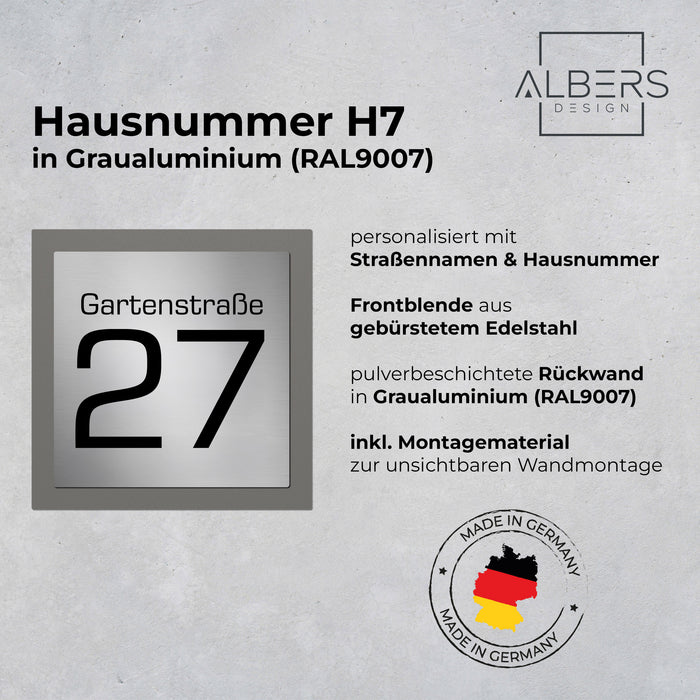 Edelstahl-Hausnummer mit Straße im 3D Effekt, Rückwand pulverbeschichtet in RAL9007, Frontblende in Edelstahl