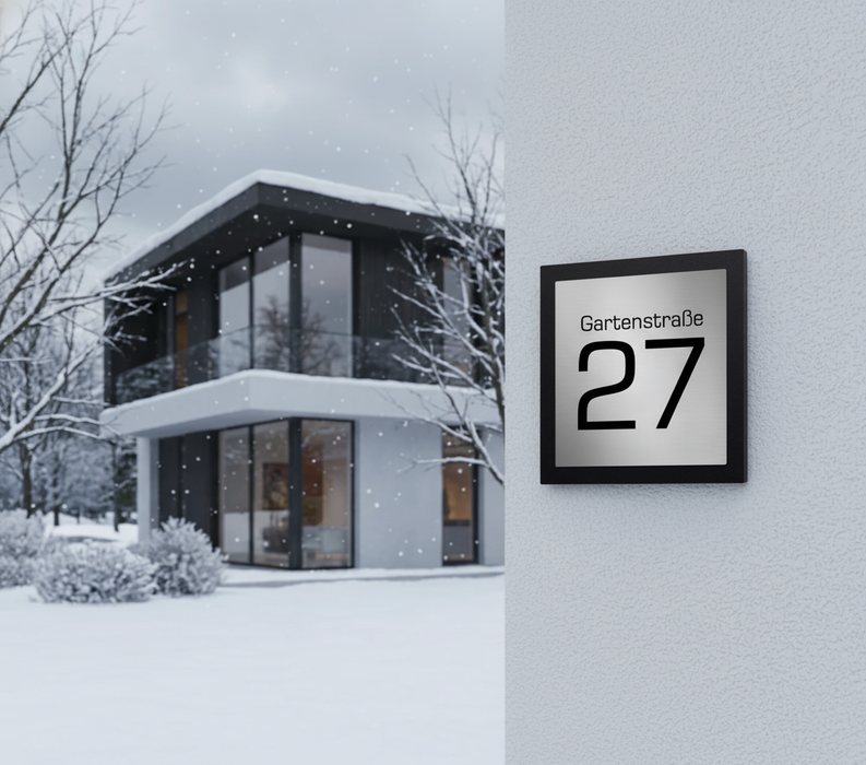 Edelstahl-Hausnummer mit Straße im 3D Effekt, Rückwand pulverbeschichtet in RAL7016, Frontblende in Edelstahl