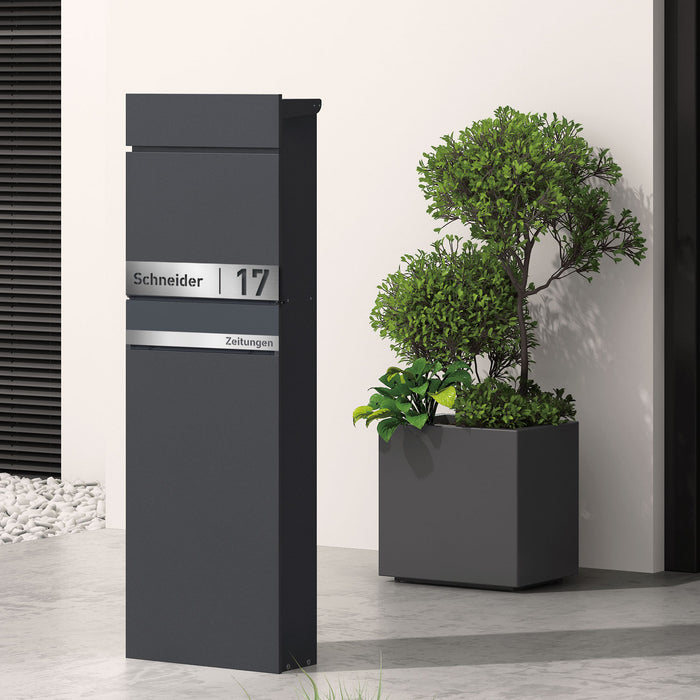 AlbersDesign Stand-Briefkasten SB2 mit Zeitungsfach anthrazit (RAL7016) personalisiert mit Edelstahl-Schild