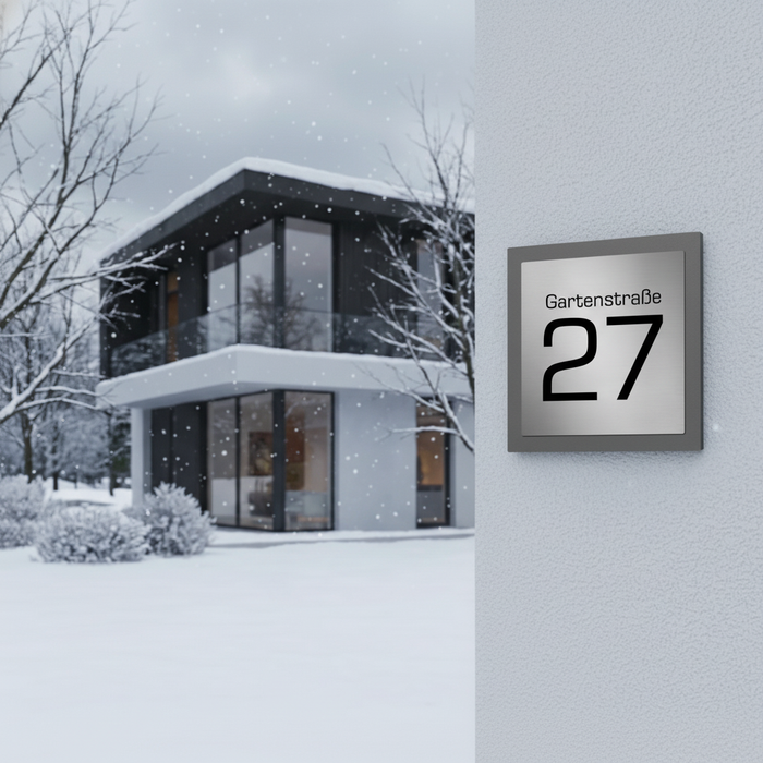 Edelstahl-Hausnummer mit Straße im 3D Effekt, Rückwand pulverbeschichtet in RAL9007, Frontblende in Edelstahl
