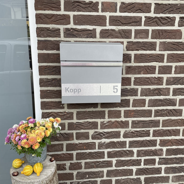 AlbersDesign Briefkasten B3 in Graualuminium (RAL9007) personalisiert mit Edelstahlschild