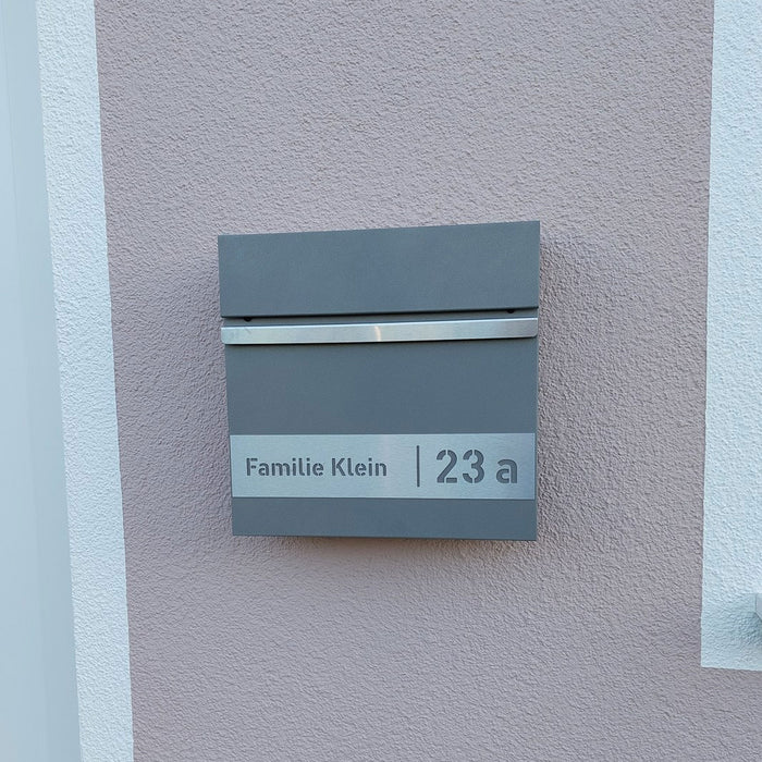 AlbersDesign Briefkasten B3 in Graualuminium (RAL9007) personalisiert mit Edelstahlschild