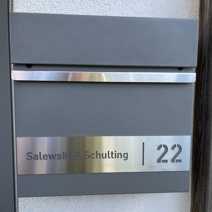 AlbersDesign Briefkasten B3 in Graualuminium (RAL9007) personalisiert mit Edelstahlschild