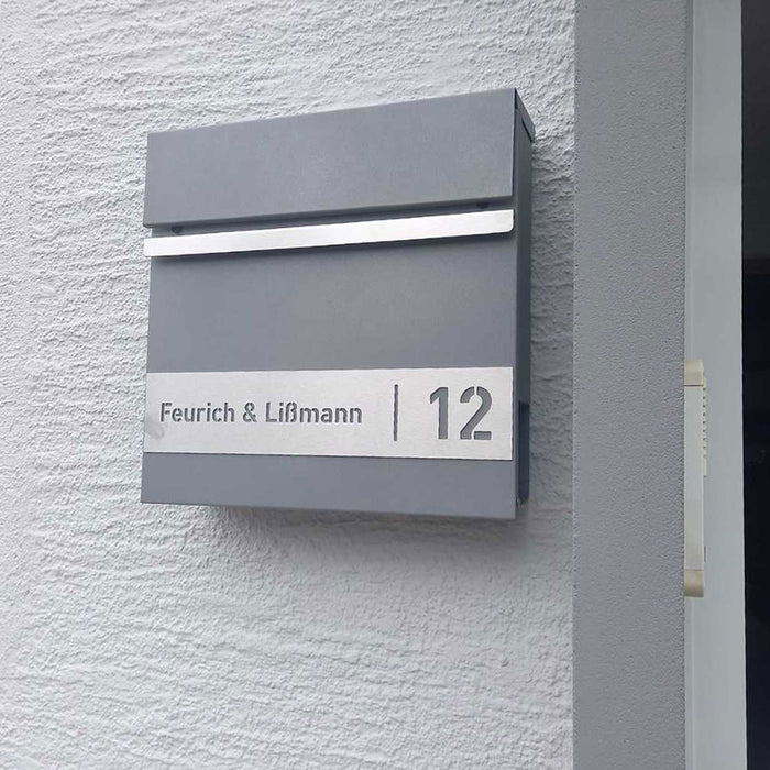 AlbersDesign Briefkasten B3 in Graualuminium (RAL9007) personalisiert mit Edelstahlschild