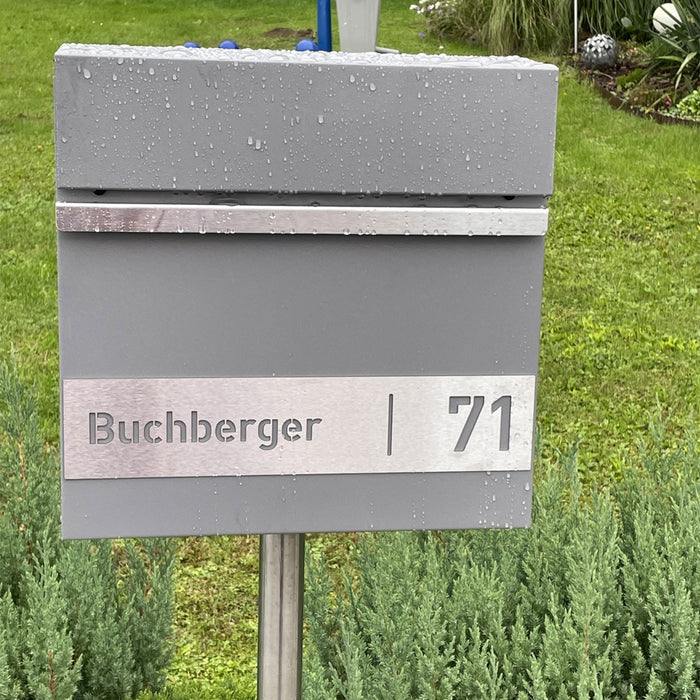 AlbersDesign Briefkasten B3 in Graualuminium (RAL9007) personalisiert mit Edelstahlschild