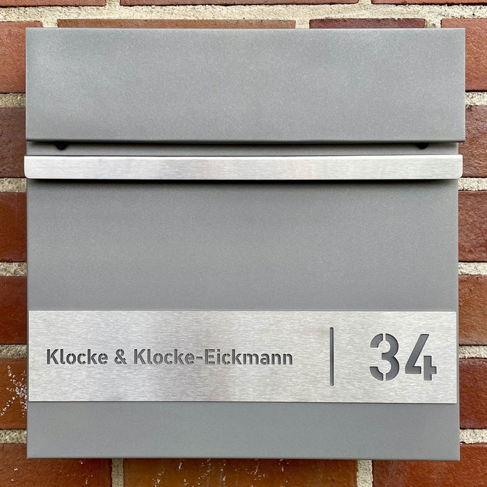 AlbersDesign Briefkasten B3 in Graualuminium (RAL9007) personalisiert mit Edelstahlschild