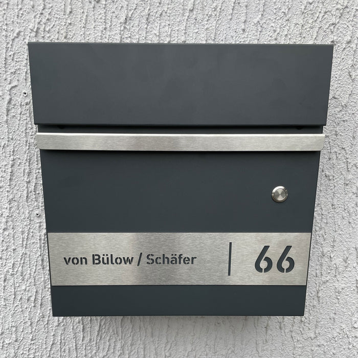 AlbersDesign Briefkasten B3 mit Klingeltaster in anthrazit (RAL7016) personalisiert mit Edelstahlschild