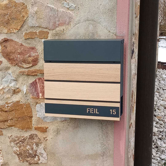 AlbersDesign Briefkasten B5 (in RAL7016) mit Eichen-Massivholzelementen - personalisiert mit Edelstahl-Schild