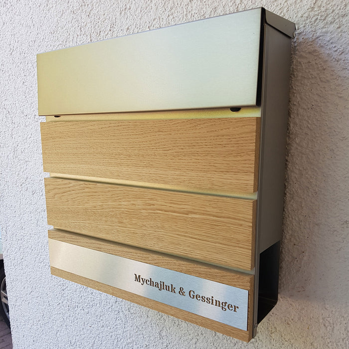 AlbersDesign Briefkasten B5 (in Edelstahl) mit Eichen-Massivholzelementen - personalisiert mit Edelstahl-Schild