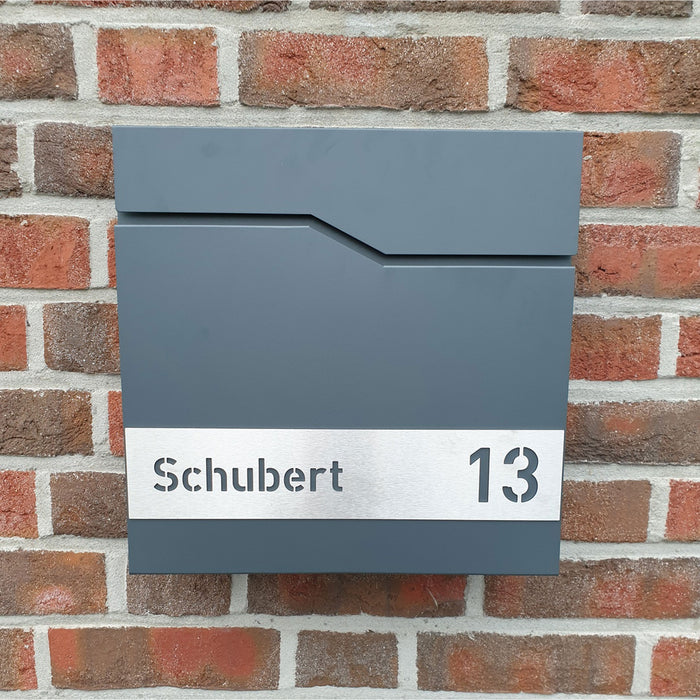 AlbersDesign Briefkasten B7 anthrazit (RAL7016) personalisiert mit Edelstahl-Schild
