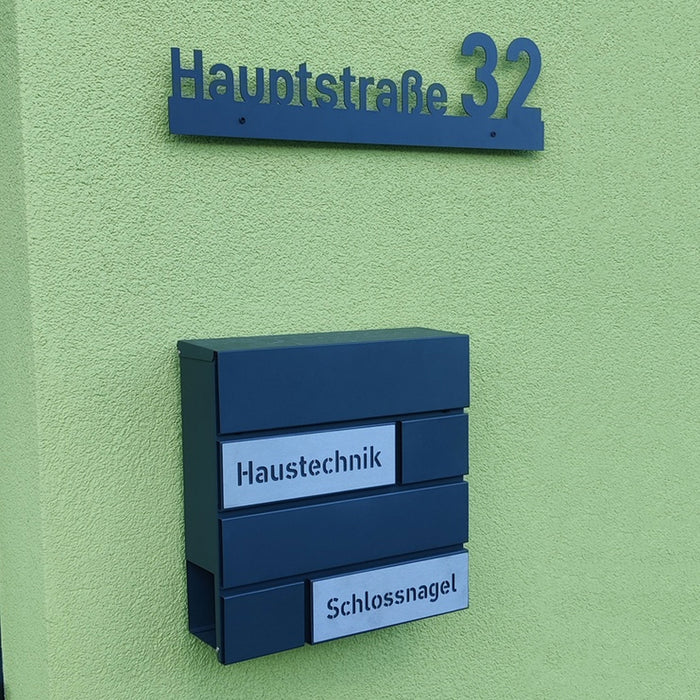 Edelstahl Straße & Hausnummer / Wandschild - pulverbeschichtet in RAL7016