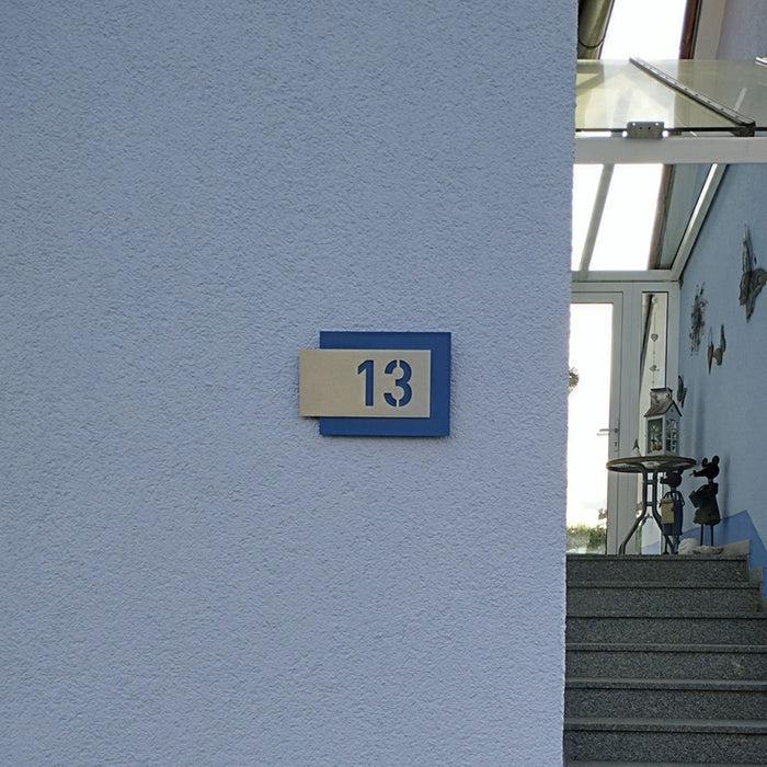 Edelstahl-Hausnummer, mit 3D Effekt, Rückwand pulverbeschichtet in Wunschfarbe, Frontblende in Edelstahl