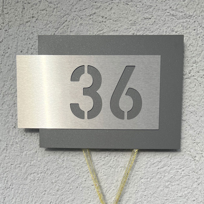 Edelstahl-Hausnummer, mit 3D Effekt, Rückwand pulverbeschichtet in RAL9007, Frontblende in Edelstahl