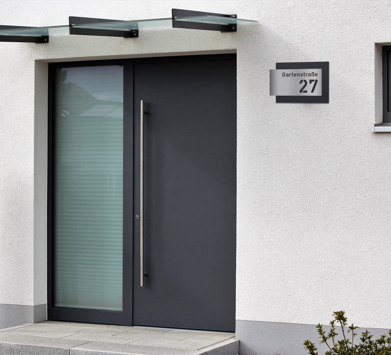 Edelstahl-Hausnummer mit Straße, mit 3D Effekt, Rückplatte pulverbeschichtet in RAL7016, Frontblende in Edelstahl