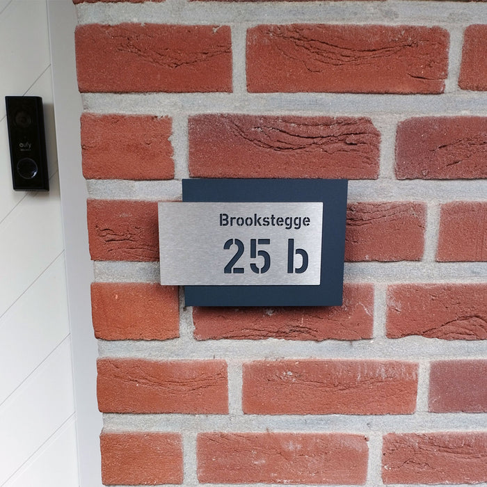 Edelstahl-Hausnummer mit Straße, mit 3D Effekt, Rückplatte pulverbeschichtet in RAL7016, Frontblende in Edelstahl