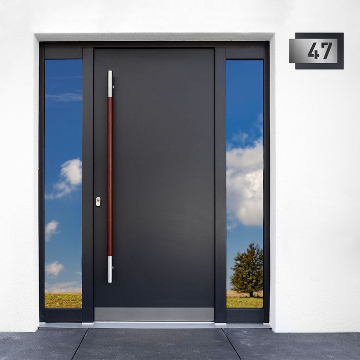 Edelstahl-Hausnummer, mit 3D Effekt, Rückwand pulverbeschichtet in DB703, Frontblende in Edelstahl