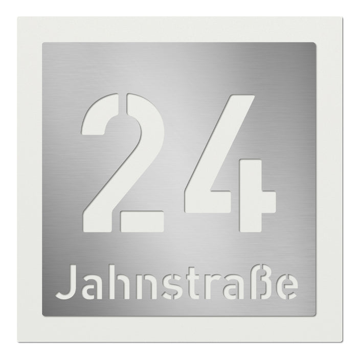 Edelstahl-Hausnummer mit Straße im 3D Effekt, Rückwand pulverbeschichtet in RAL9003, Frontblende in Edelstahl
