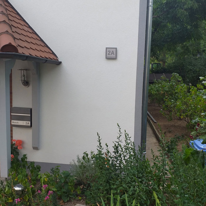 Edelstahl-Hausnummer mit Straße im 3D Effekt, Rückwand pulverbeschichtet in RAL7016, Frontblende in Edelstahl