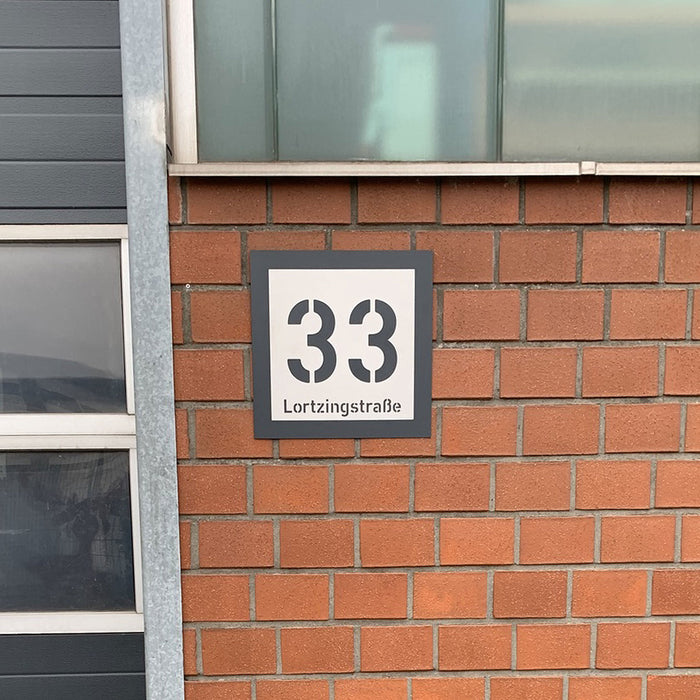 Edelstahl-Hausnummer mit Straße im 3D Effekt, Rückwand pulverbeschichtet in RAL7016, Frontblende in Edelstahl