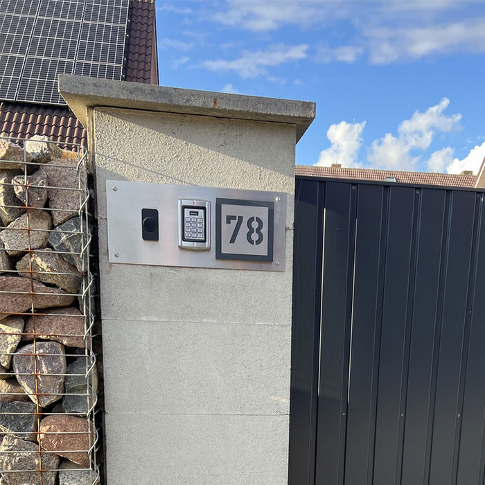 Edelstahl-Hausnummer mit 3D Effekt, Rückwand pulverbeschichtet in RAL7016, Frontblende in Edelstahl