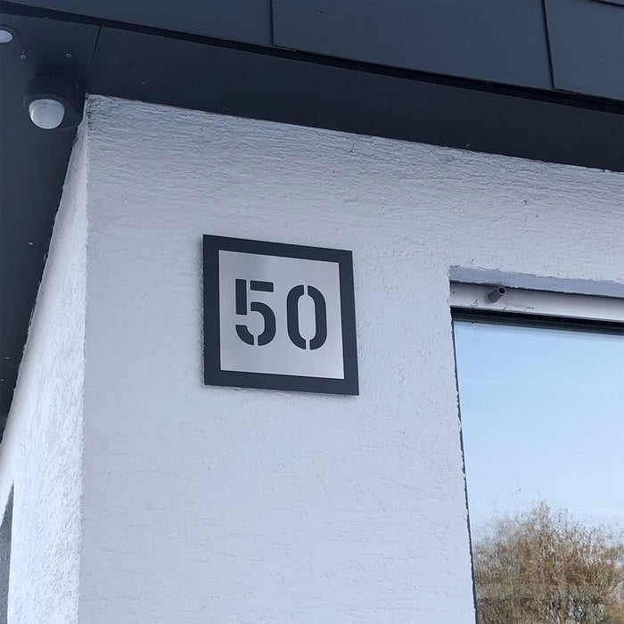 Edelstahl-Hausnummer mit 3D Effekt, Rückwand pulverbeschichtet in RAL7016, Frontblende in Edelstahl